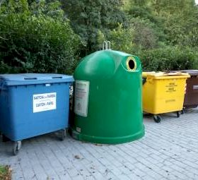 Contenedores para la recogida selectiva de residuos en un establecimiento turístico del País Vasco