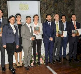 Entrega de un certificado al sector turístico