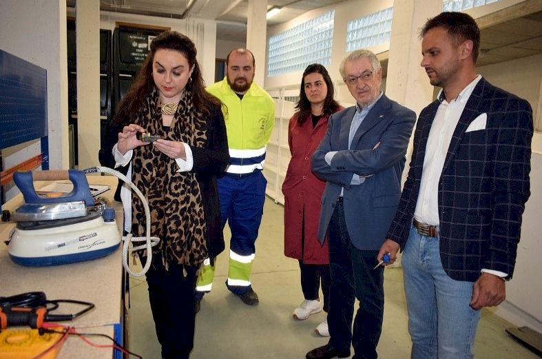 Personas arreglando una plancha, taller de reparación.