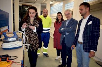Personas arreglando una plancha, taller de reparación.